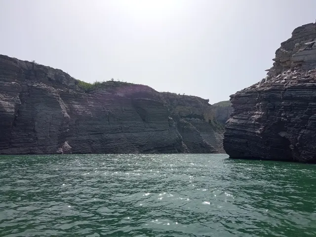 Катер в Сулакском каньоне